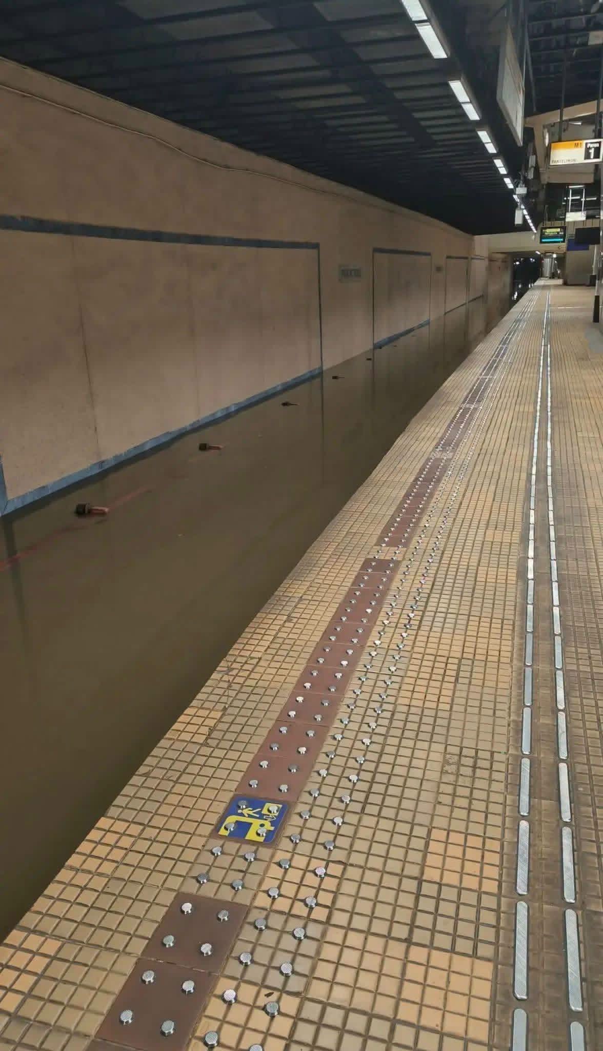 Stația de metrou Piața Victoriei 2, închisă temporar din cauza inundațiilor provocate de ploi