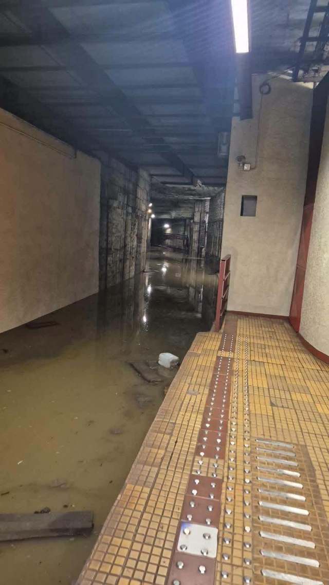 Stația de metrou Piața Victoriei 2, închisă temporar din cauza infiltrațiilor masive de apă