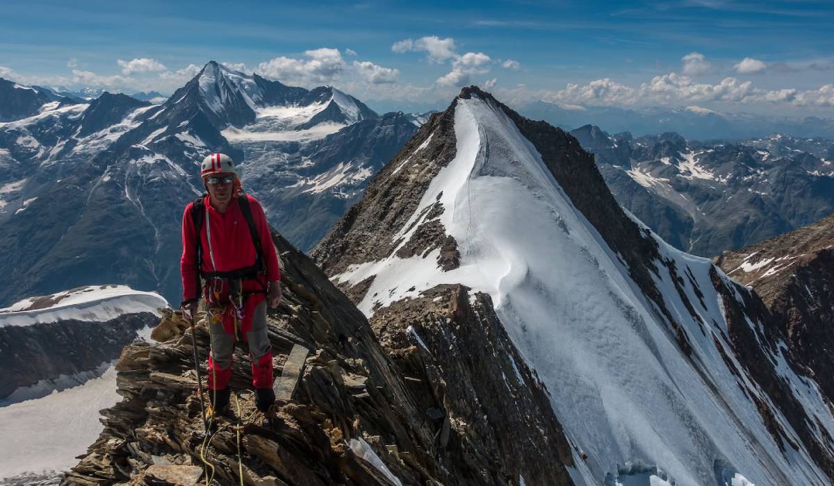 Stomatologul de 87 de ani care a urcat 33 de vârfuri de peste 4.000 m după 70 de ani