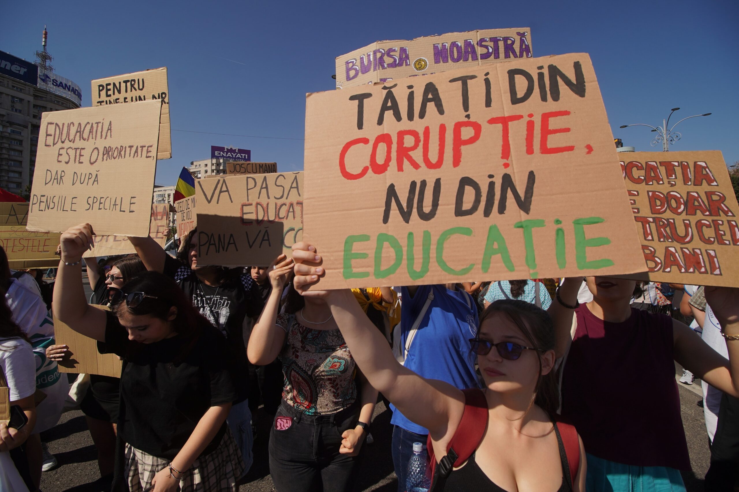 Studiu: 38% dintre profesorii din România iau în serios să părăsească catedra, 14% risc de burnout