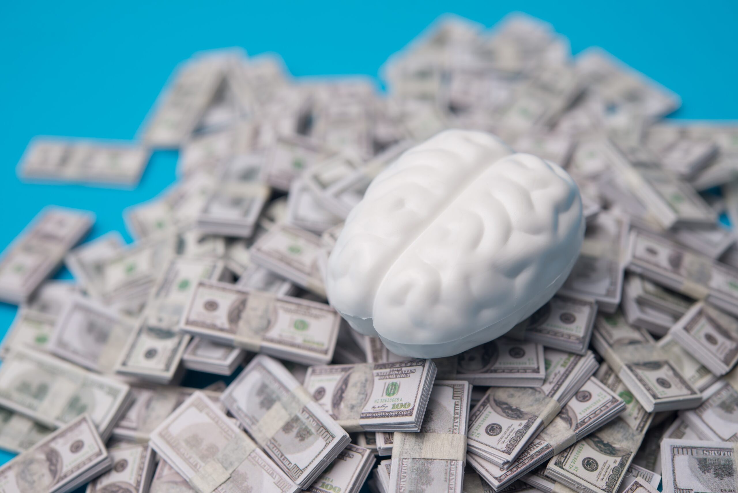 Studiu: Persoanele cu educație financiară scăzută pierd 13 ore pe săptămână gândindu-se la bani