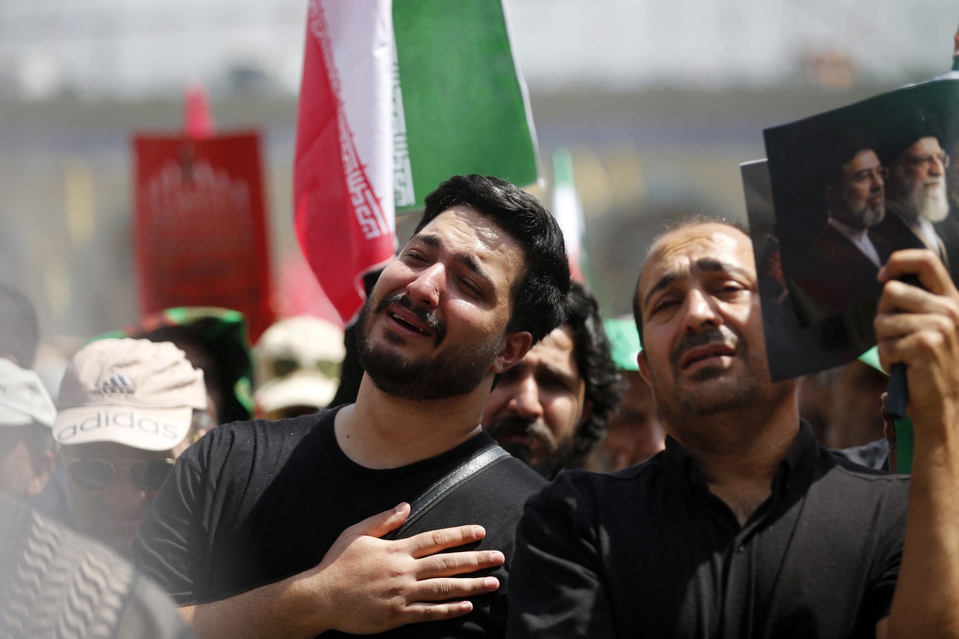 Sute de mii de iranieni la funeraliile lui Khamenei, apeluri la răzbunare și steaguri roșii