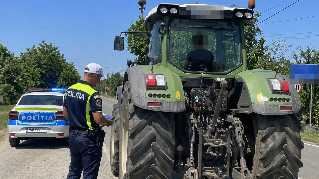Tânăr de 21 de ani, amendat cu 5.000 de lei și dosar penal pentru că a condus tractorul fără permis și fără RCA