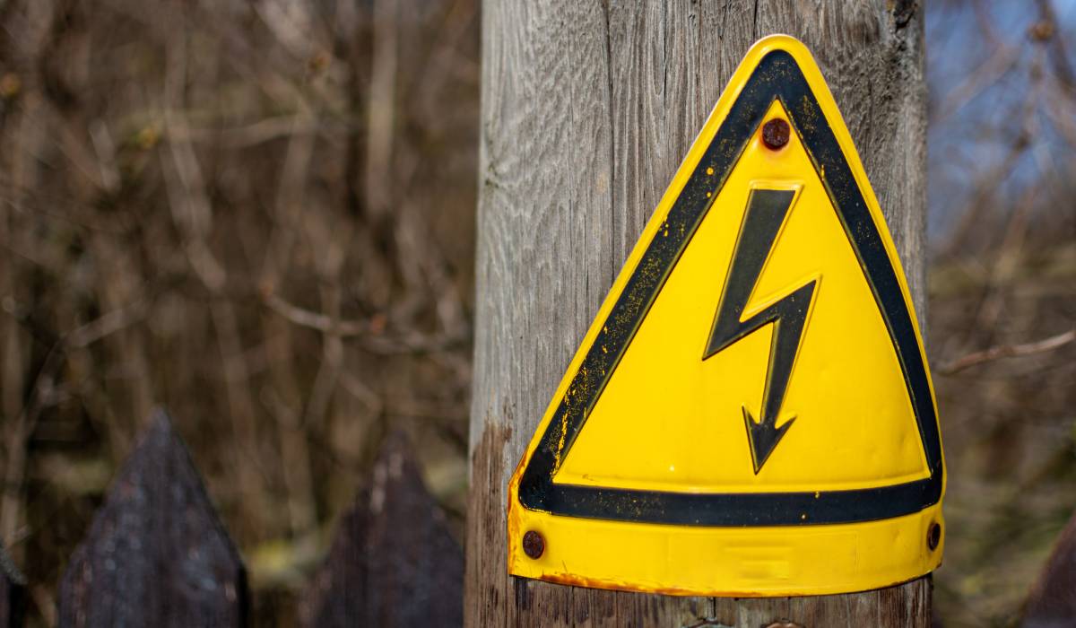 Tânăr de 23 de ani, electrocutat pe un stâlp în Suceava, a murit