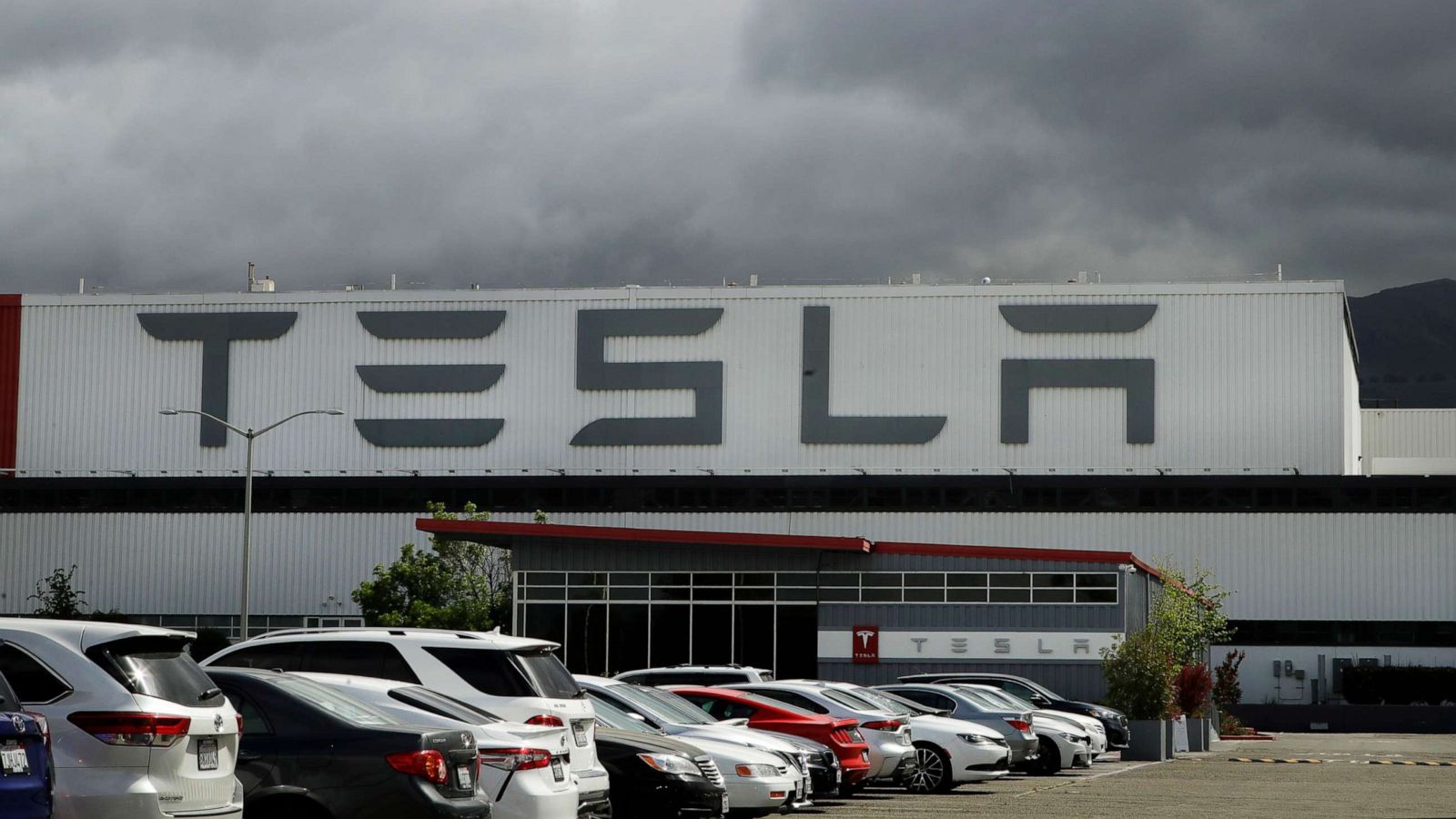 Tesla, estimări modeste pentru T2 2026: livrări de 406.024 vehicule, creștere de doar 5,7% față de anul trecut