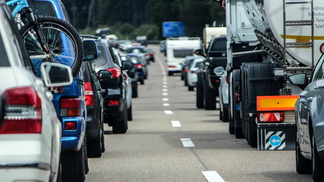 Trafic restricționat pe Transalpina din cauza aluviunilor. Circulația se desfășoară pe un singur fir