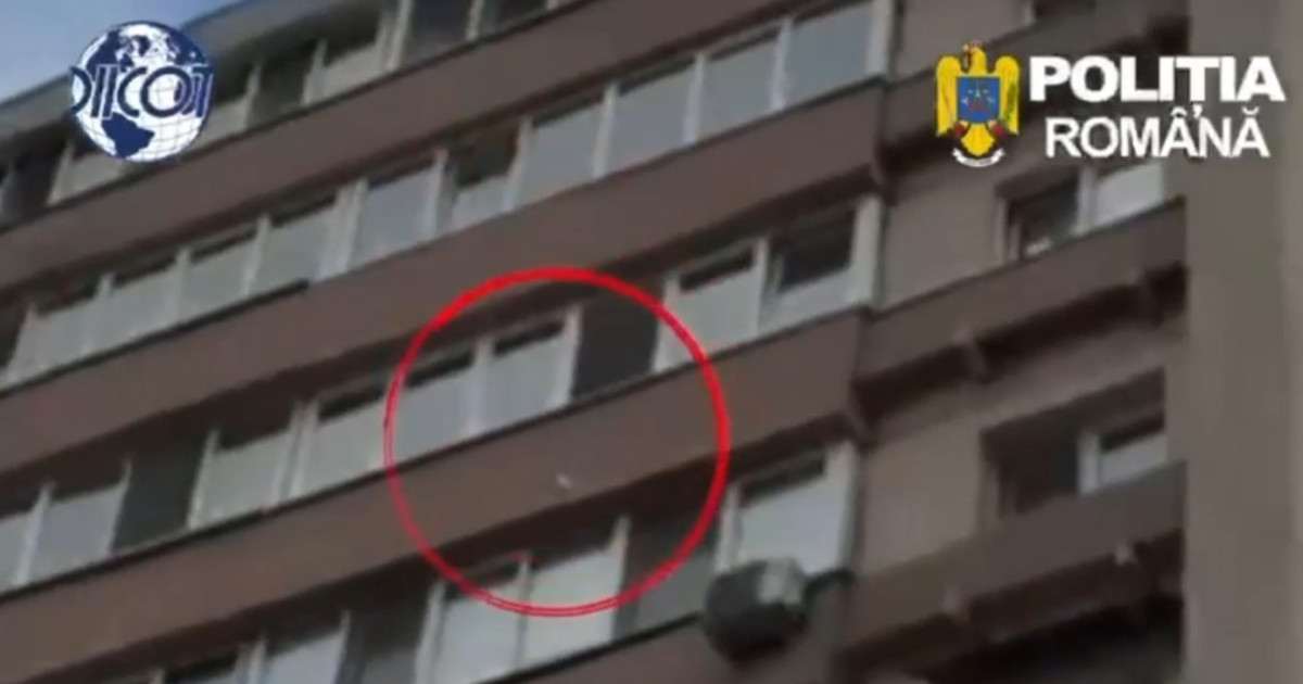 Traficanți de droguri din Brașov, filmați în timp ce aruncă substanțe pe geam la percheziție