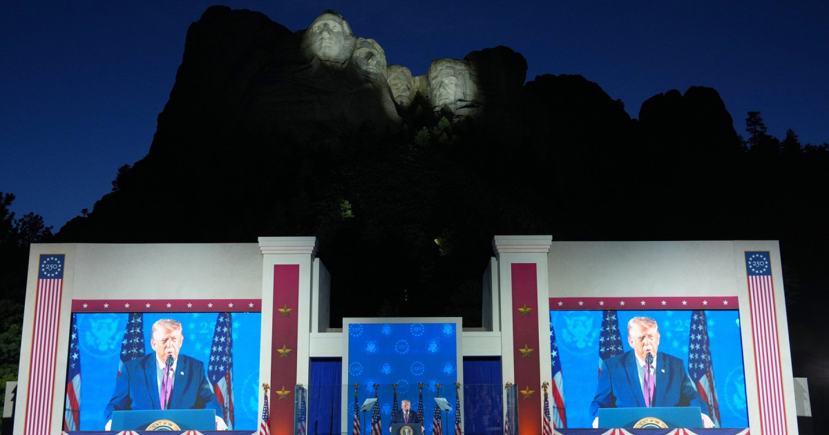 Trump la Muntele Rushmore: SUA, cea mai excepțională națiune. Atacuri la adresa comuniștilor