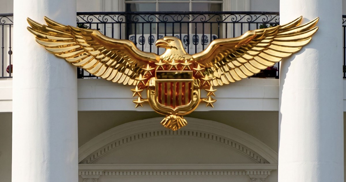 Trump postează imagine AI cu vultur auriu la Casa Albă, stârnind ironii și critici