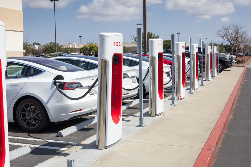 Vânzările de mașini noi au crescut cu 53% în iunie 2026 față de anul trecut, electricele au un salt de 352%