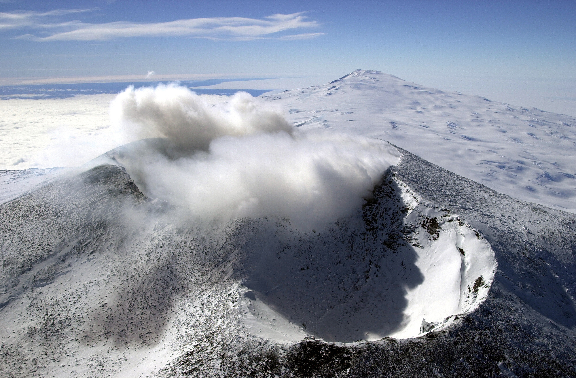 Vulcanul Erebus din Antarctica eliberează cristale microscopice de aur, fenomen unic pe Pământ
