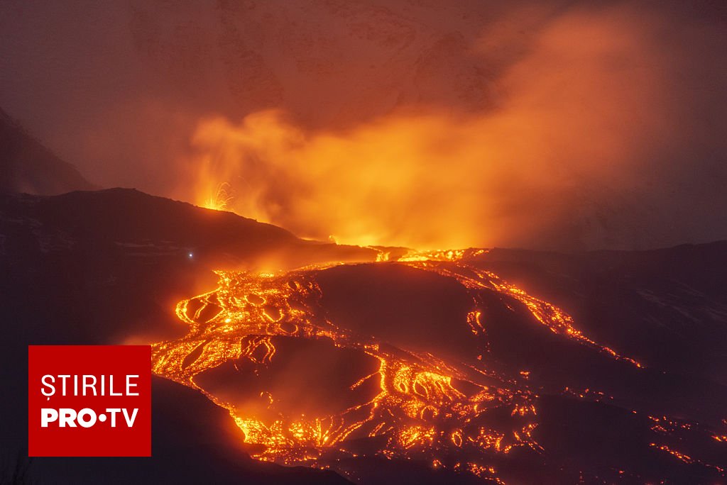 Vulcanul Etna a erupt din nou: râuri de lavă pe versanții din Sicilia
