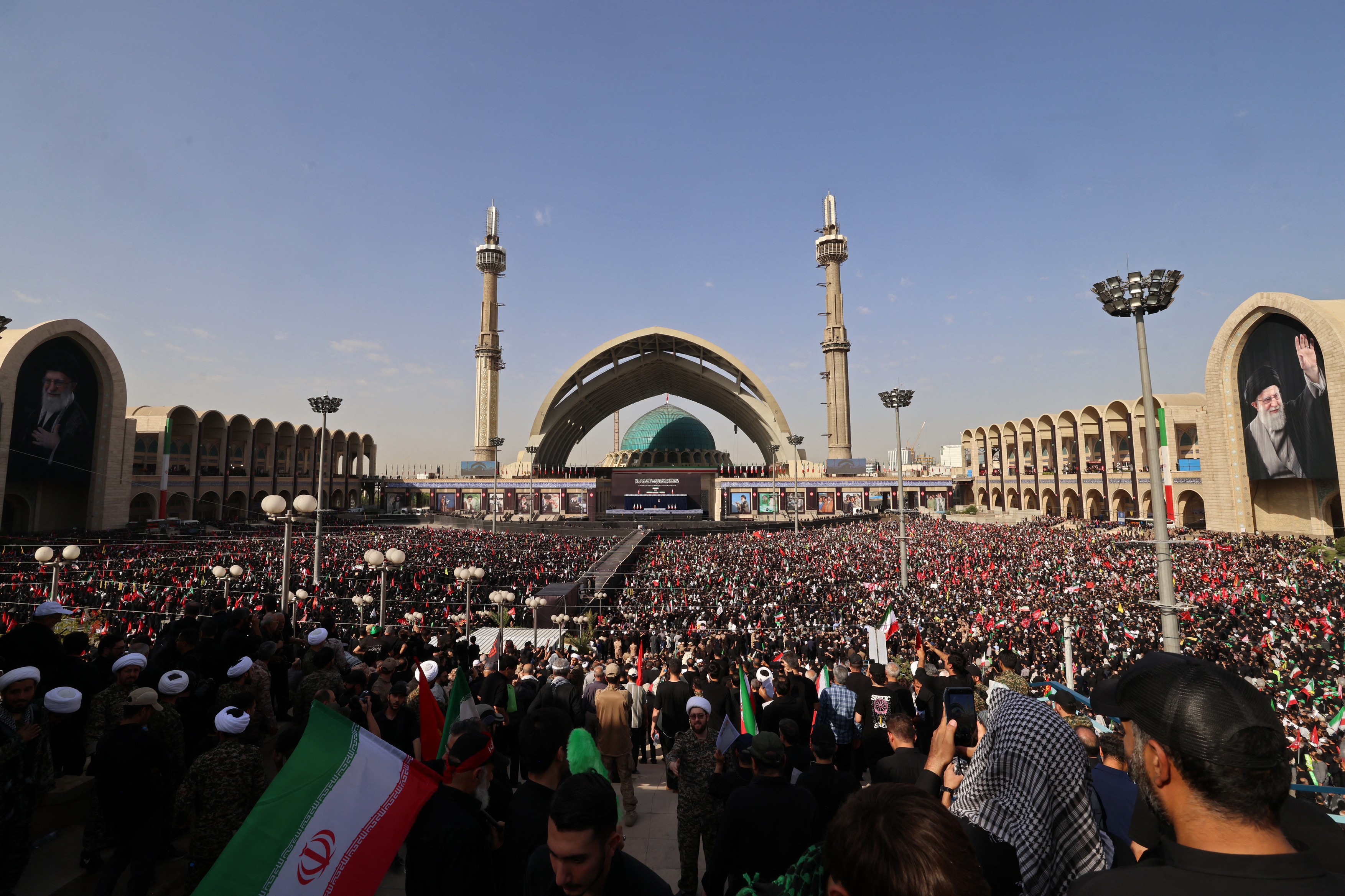 Zeci de mii de iranieni, la funeraliile fostului lider suprem Ali Khamenei, la Teheran