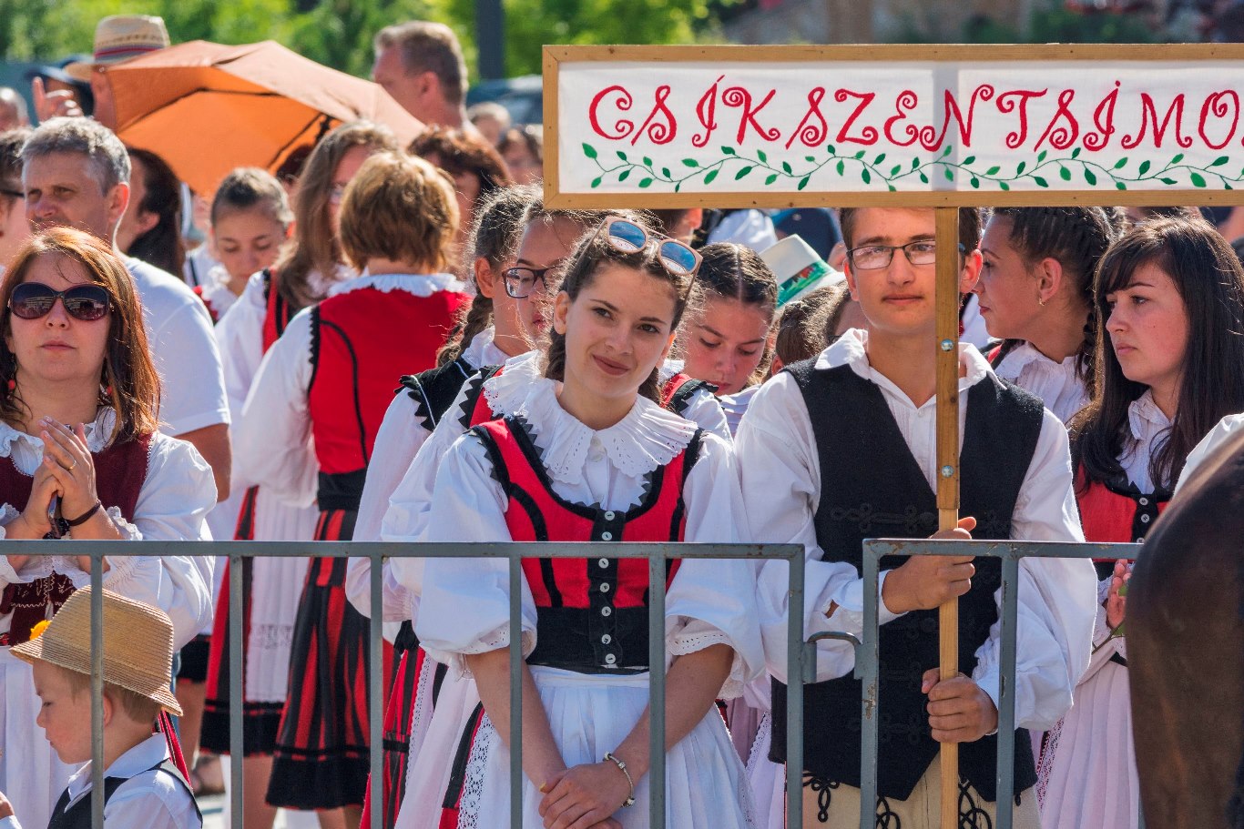 Ziua celor o mie de fete secuience: tradiția din 1931 reunește mii de oameni în Harghita